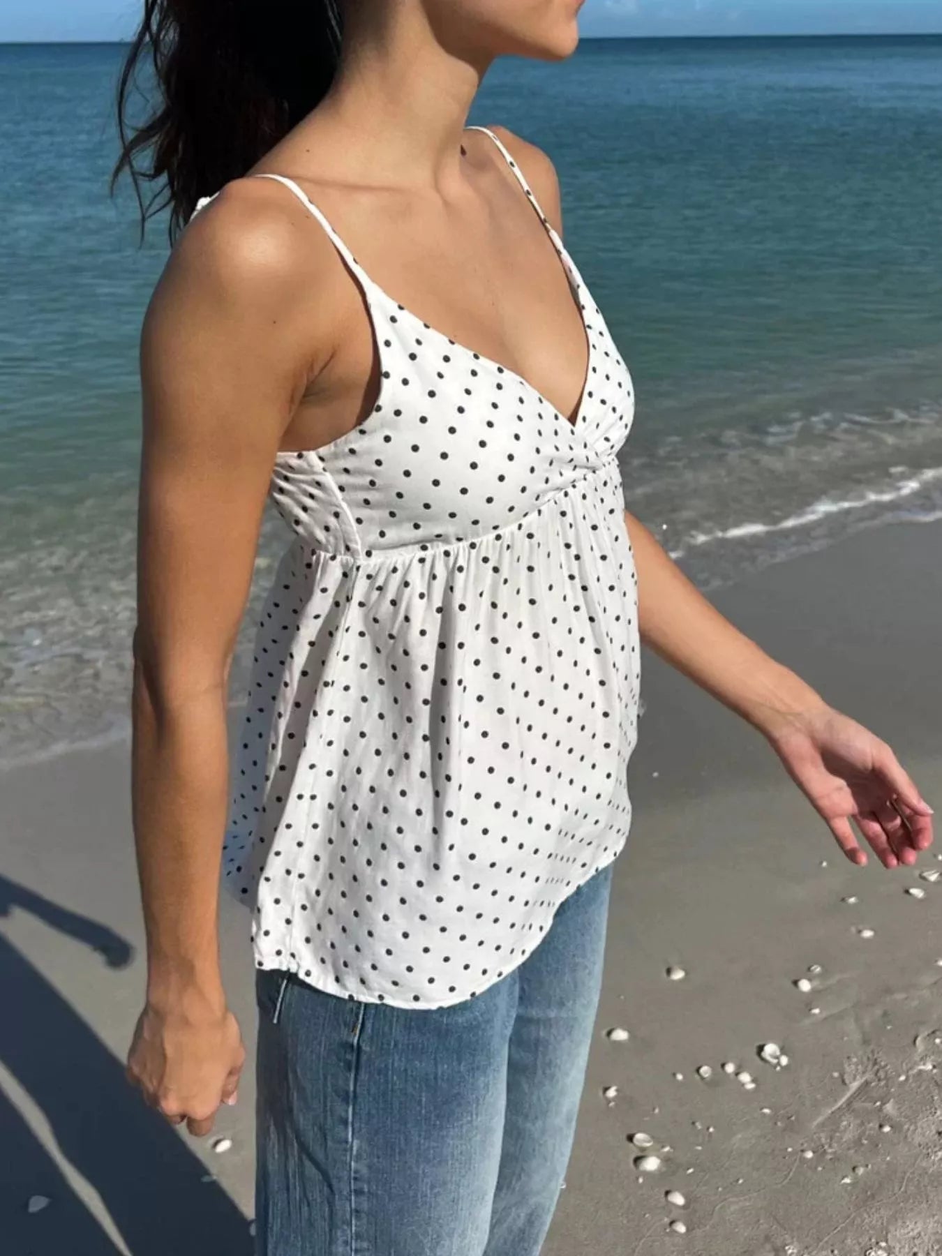 Seitliche Ansicht des weißen Spaghettiträger-Tops, sommerliches Design von Velora Lux.