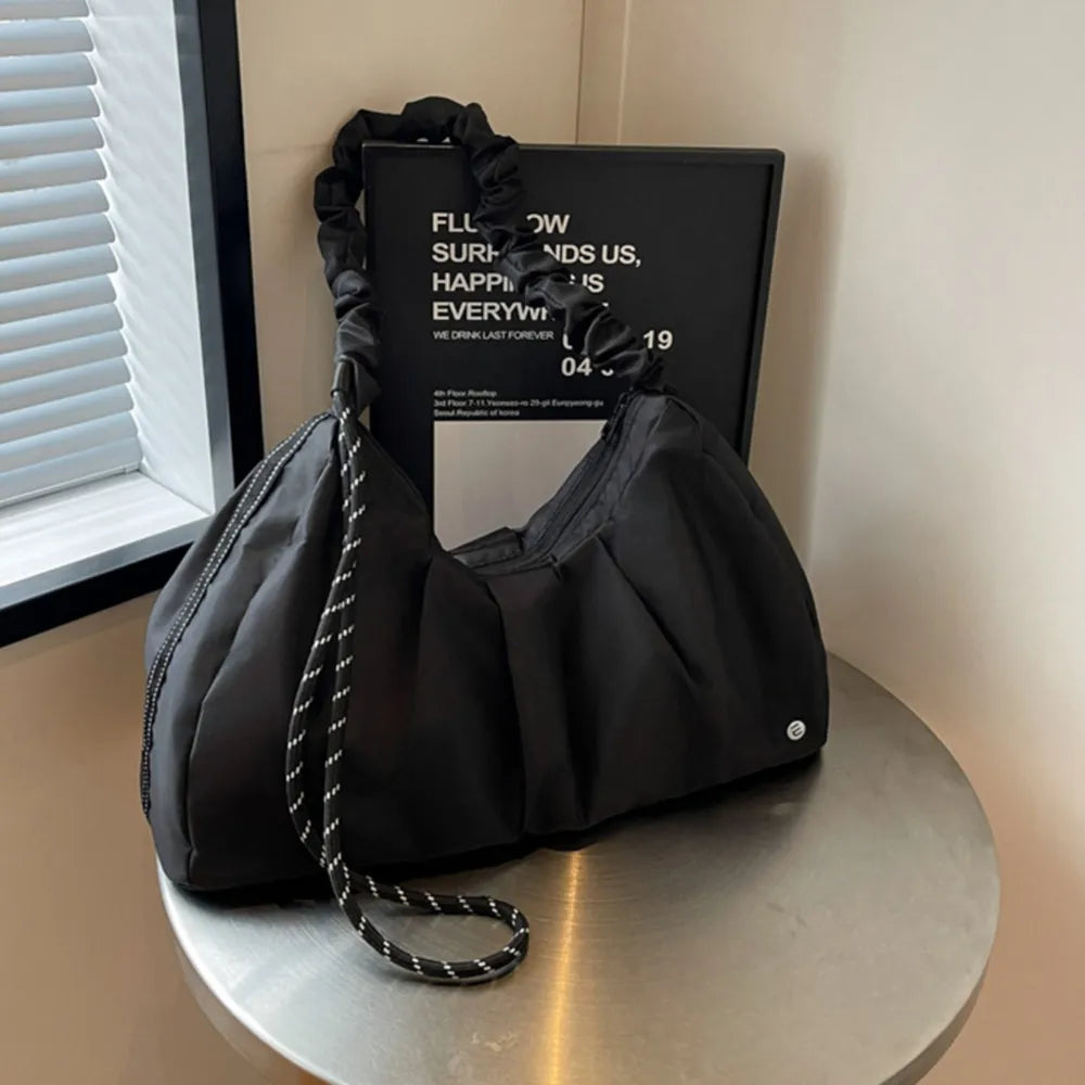 Moderne Schultertasche zum Tragen über der Schulter, ideal für Alltag, Shopping oder minimalistische Casual-Outfits. 👜