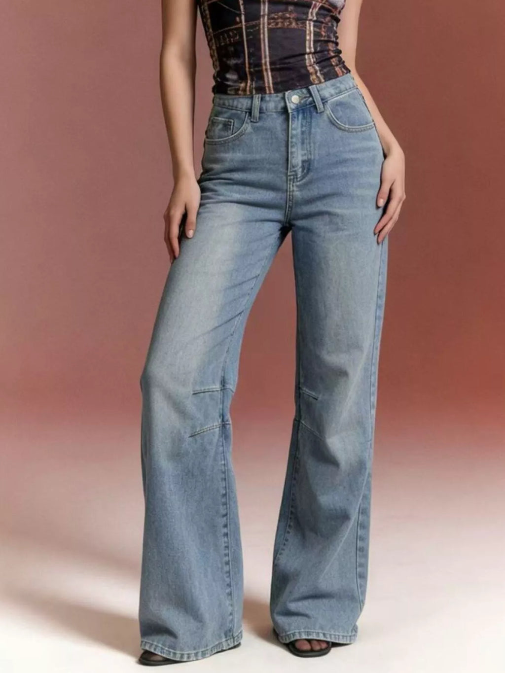 Blaue Damen-Denim von Velora Lux, kombiniert als schickes Outfit für das Büro oder elegante Anlässe.