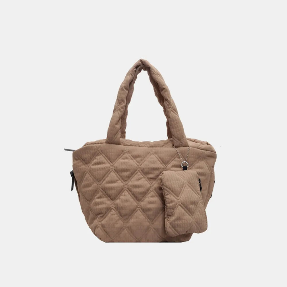 Hellblaue gesteppte Handtasche mit gepolsterten Griffen und kleiner abnehmbarer Mini-Tasche mit Reißverschluss