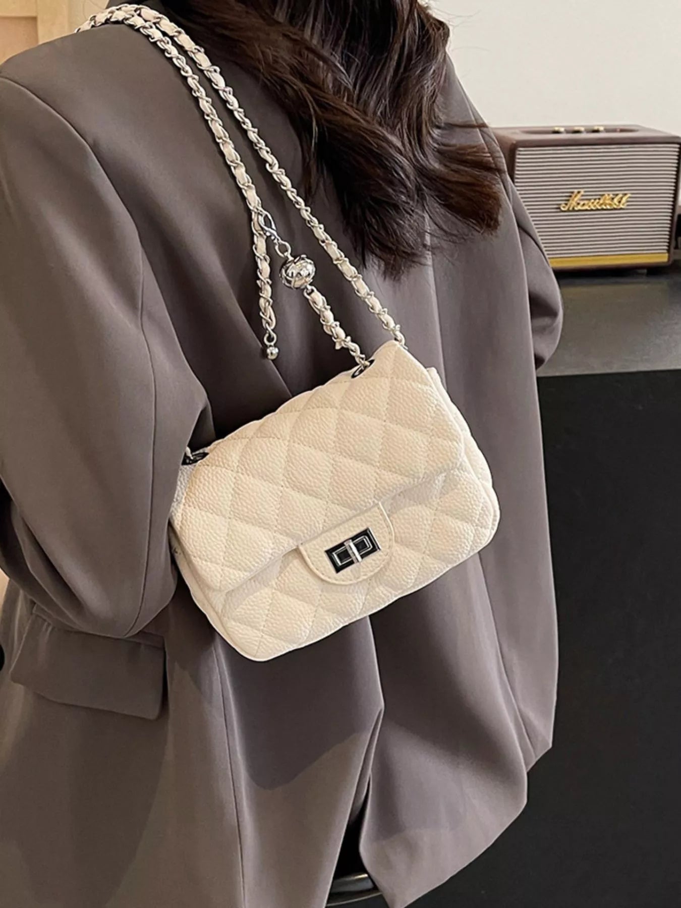 Lyra - Crossbody Tasche in elegantem Design, getragen über der Schulter, perfektes Accessoire für jeden Look.