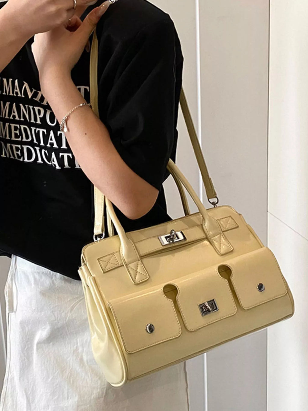 Amara Schultertasche in Lederoptik in hellem Gelb, perfekt für den täglichen Gebrauch.
