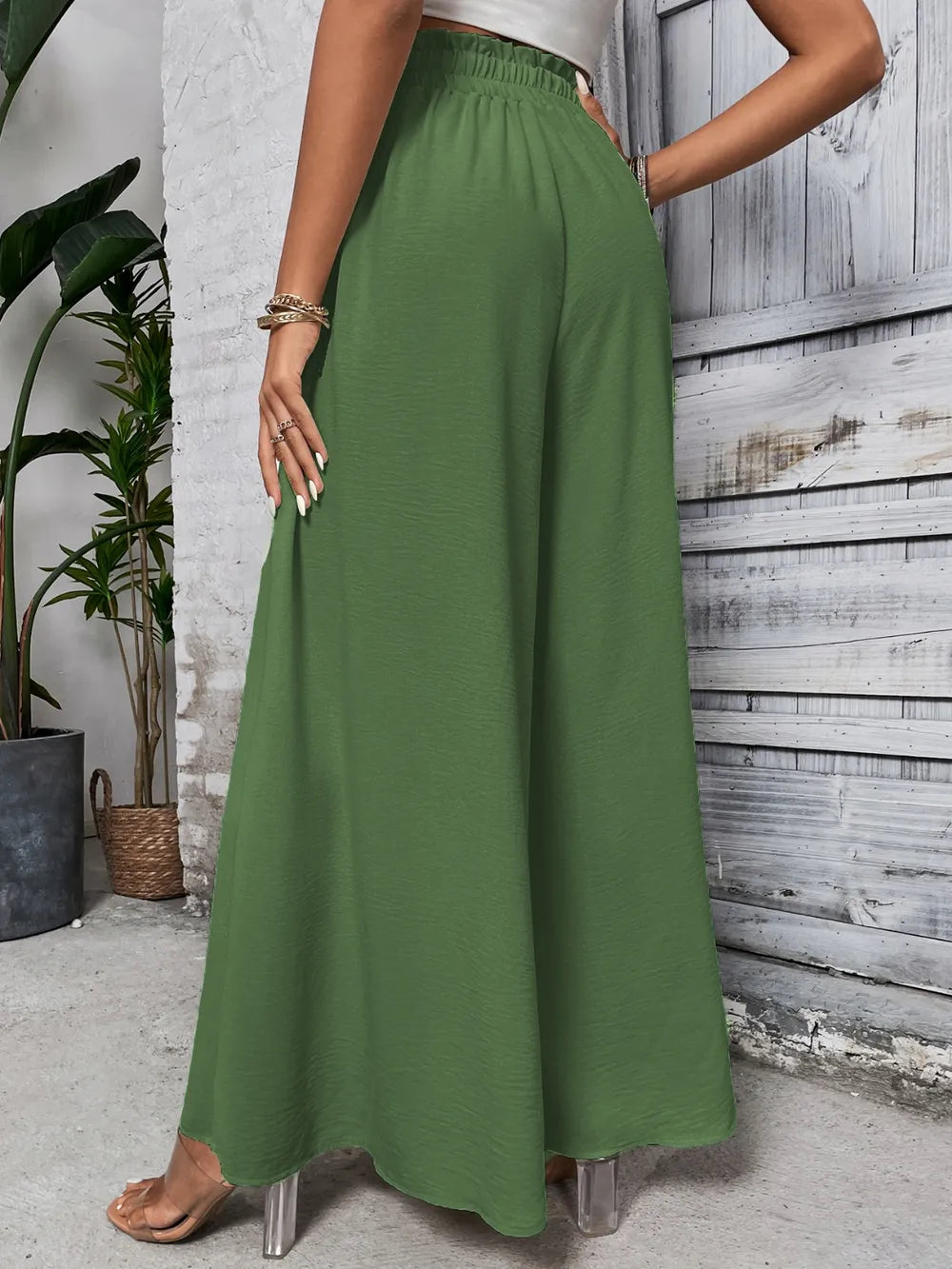 Dunkelgrüne weite Palazzo-Hose mit elastischem Bund und fließendem Stoff für eine elegante und bequeme Passform