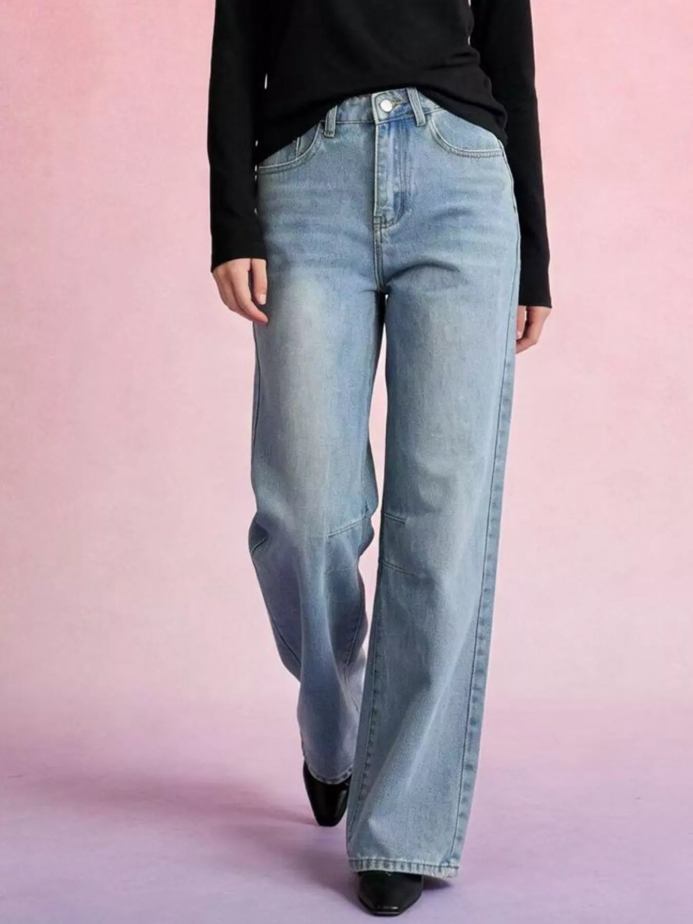 Moderne High-Waist Jeans von Velora Lux, ideal für modische Abend-Outfits und gelungene Dates.