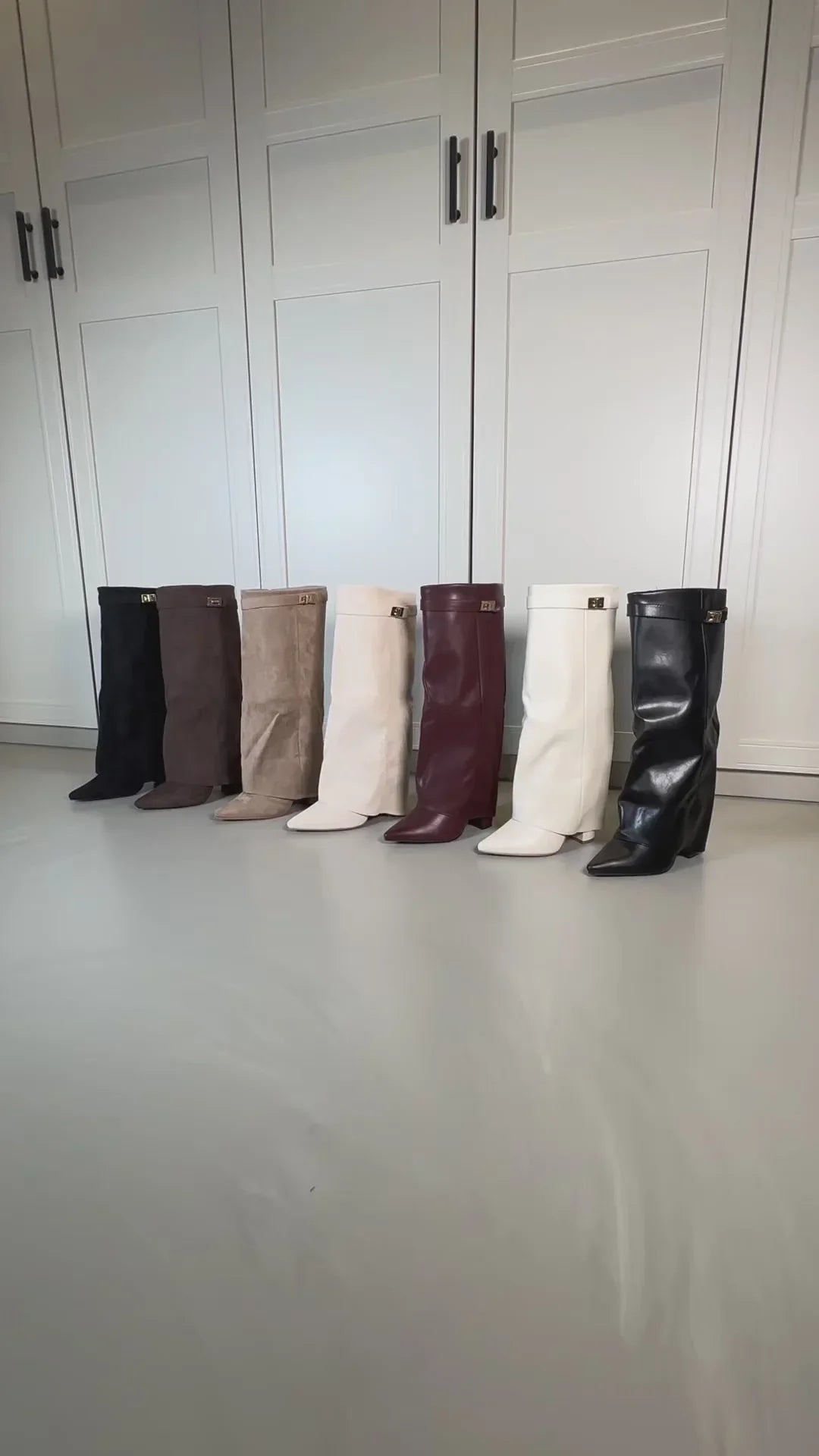 Eleganter Overknee-Stiefel mit Logo-Detail