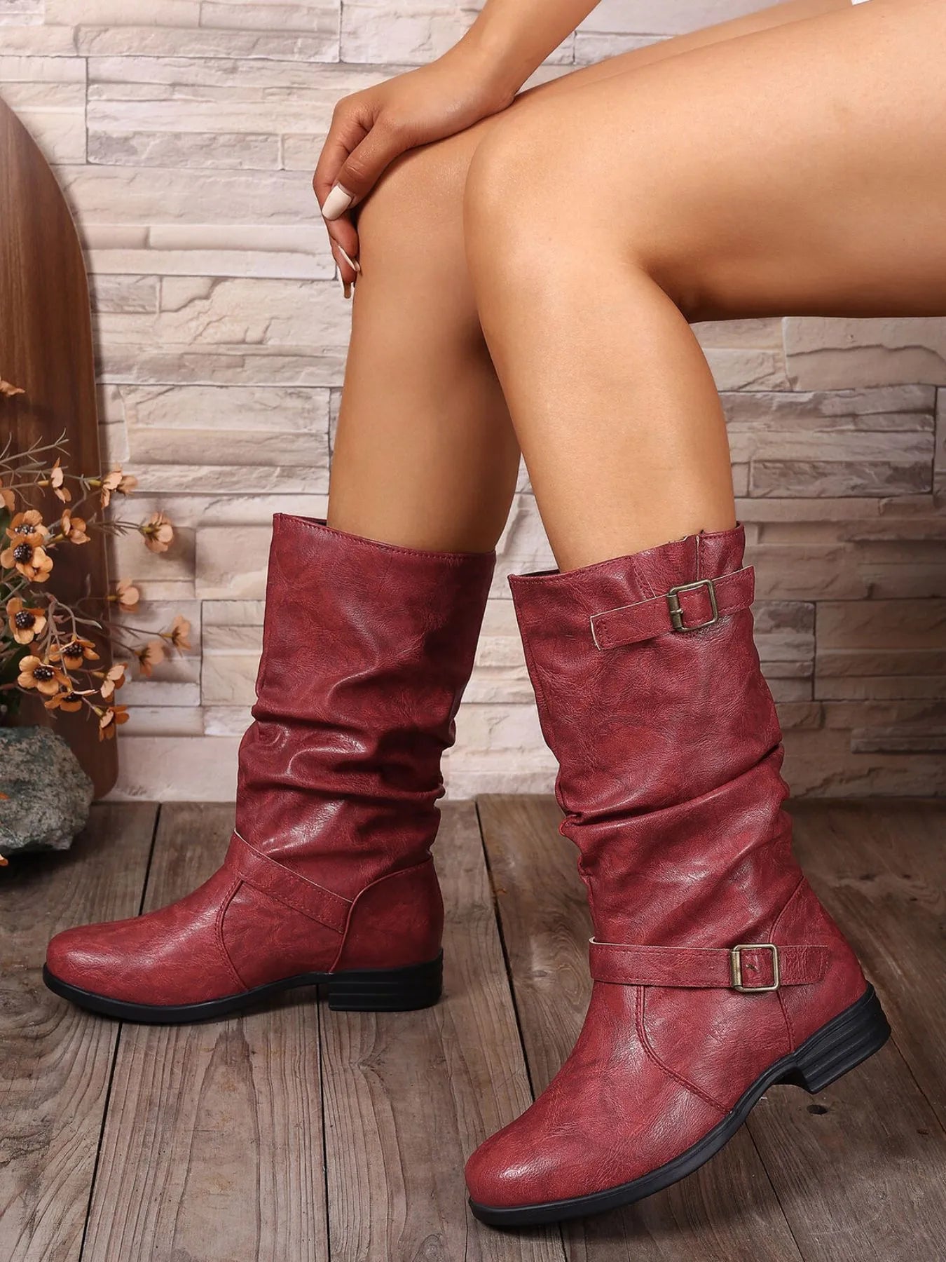 Amalia - Boots in Rot mit Schnallen-Details, rustikaler Chic für einen stylischen Auftritt.
