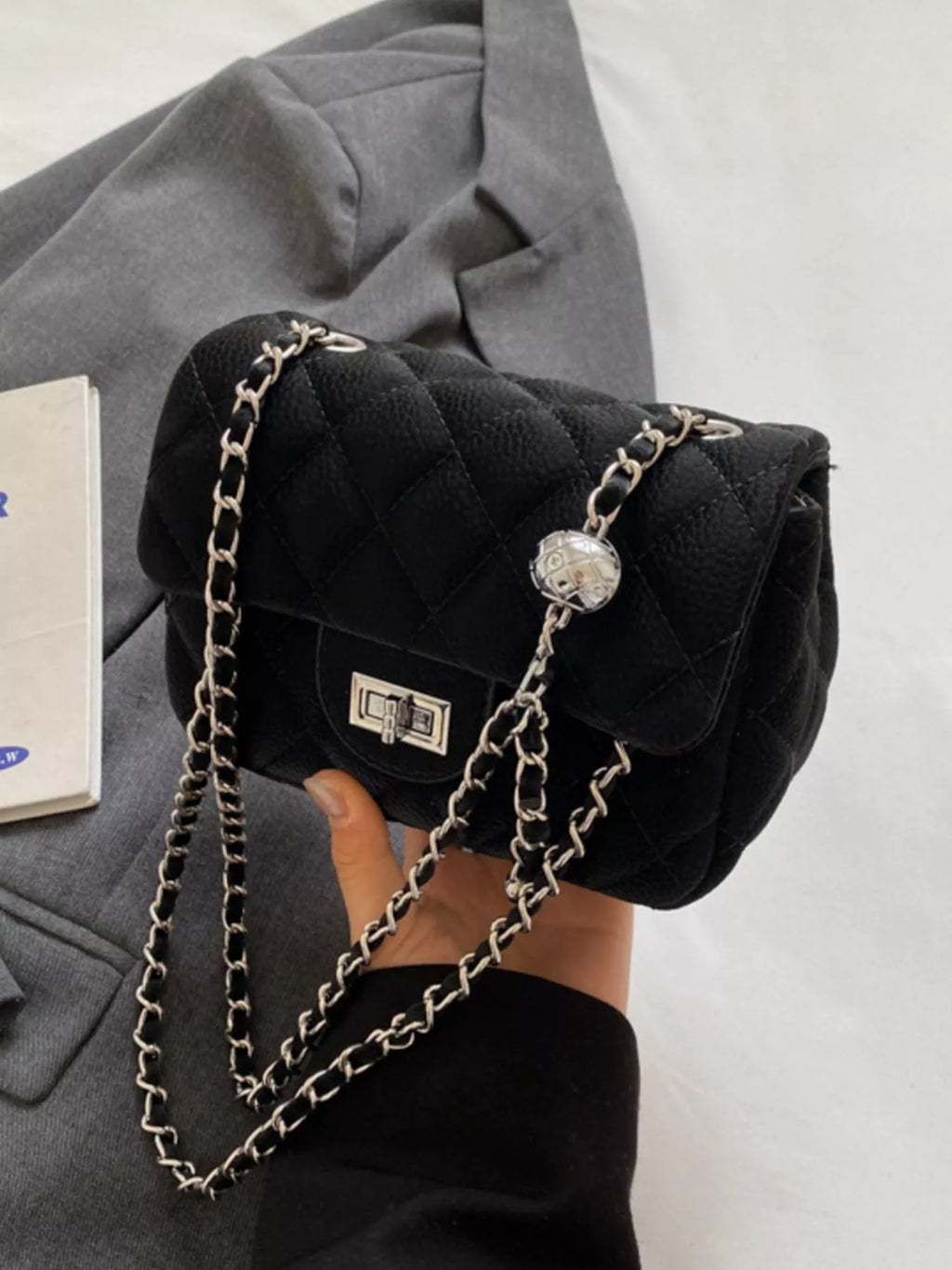 Lyra - Crossbody Tasche mit elegantem Stepp-Design und Ketten-Elementen in Schwarz.