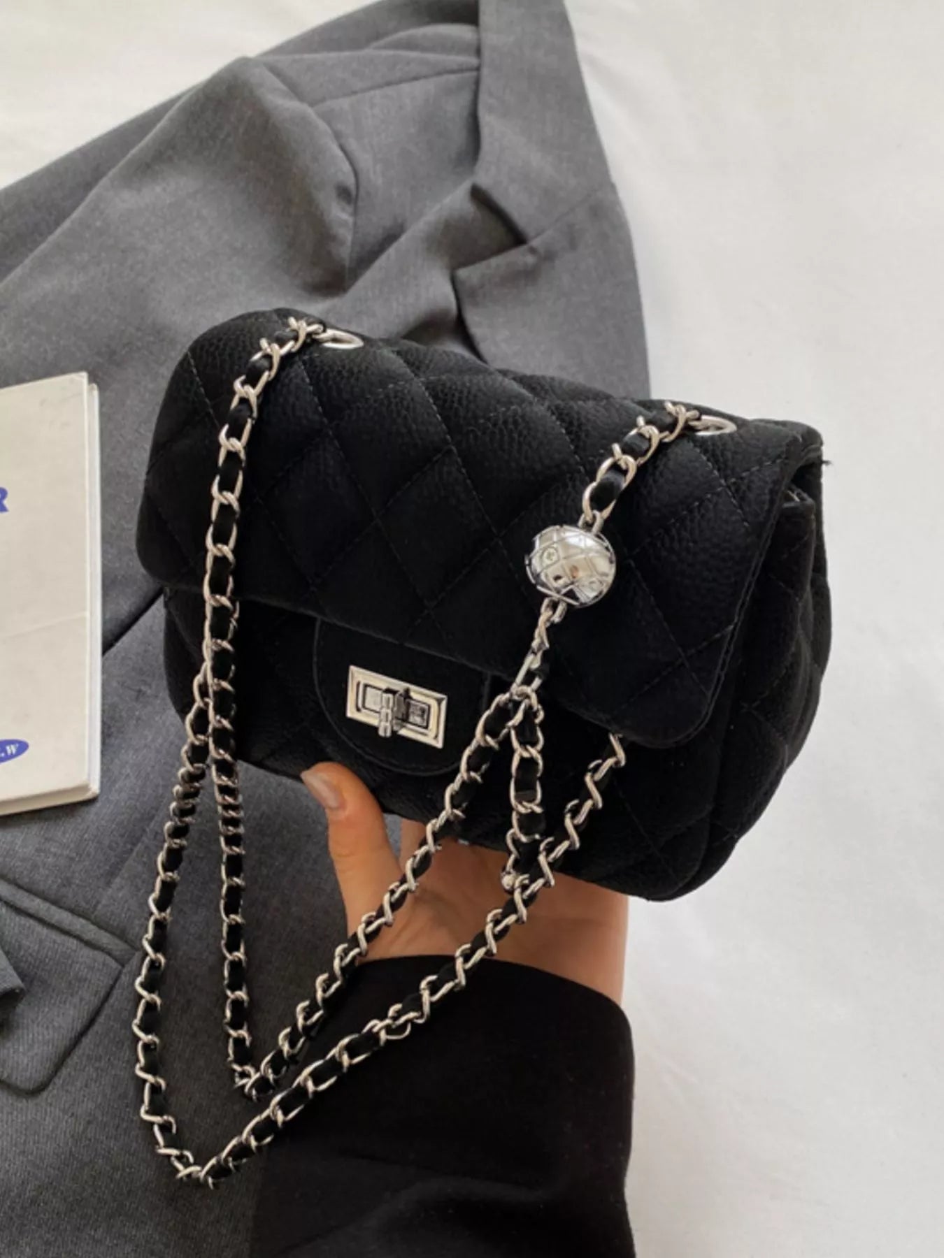Lyra - Crossbody Tasche mit elegantem Stepp-Design und Ketten-Elementen in Schwarz.