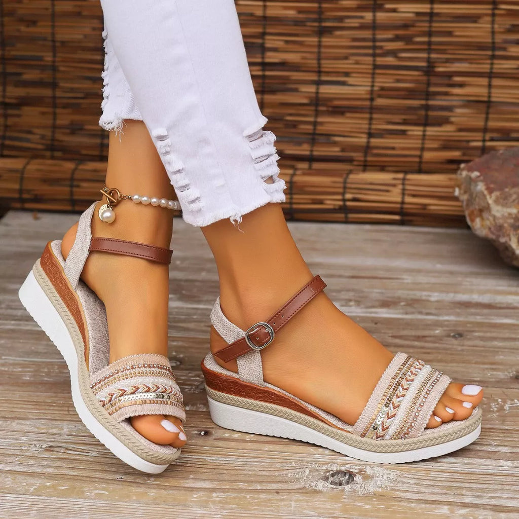 Kyla - Sandaletten mit Strassbesatz, elegante Keilsandaletten mit Strass-Details in einem femininen Design.