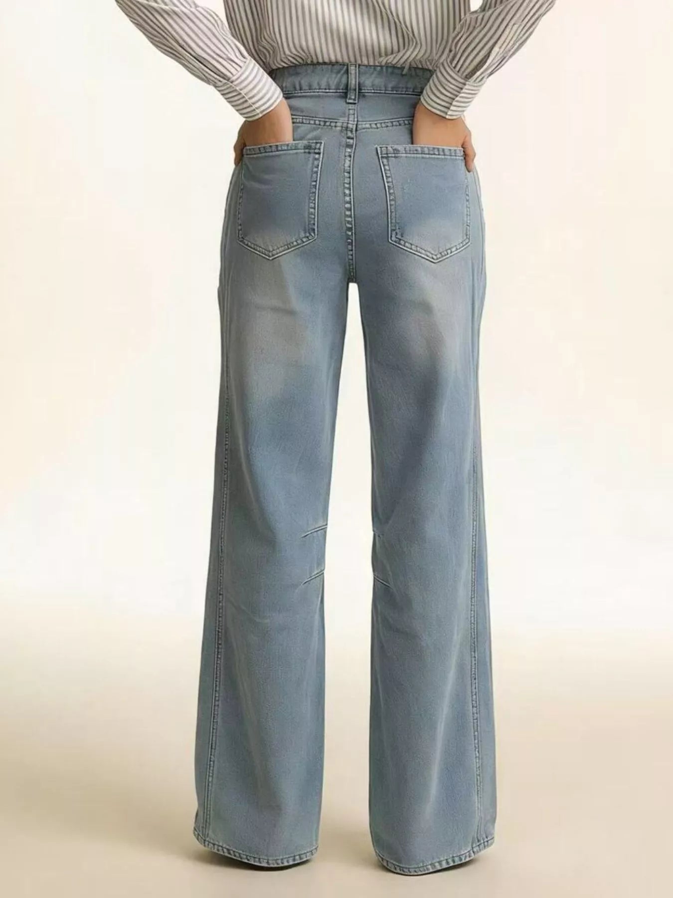 Zeitloses Design von Velora Lux: Die perfekte Jeans für jeden Anlass, von täglichen Erledigungen bis zu schönen Abenden.