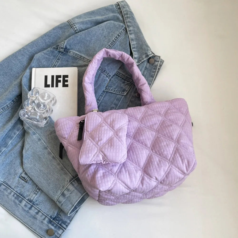 Weiche gesteppte Handtasche zum Tragen in der Hand oder über der Schulter, ideal für Alltag, Shopping oder süße Casual-Outfits. 👜💜
