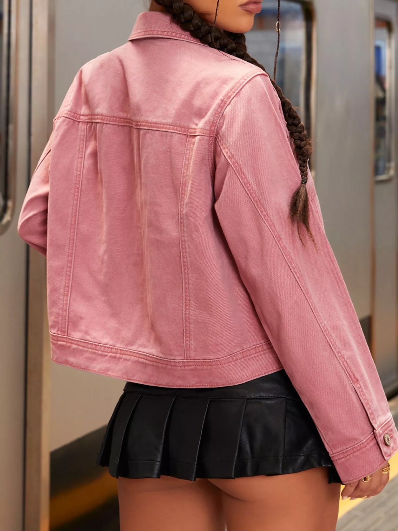 Leonie - Denim Jacke in pastell-rosa, hinten getragen, perfekt für Frühling und Sommer-Outfits.