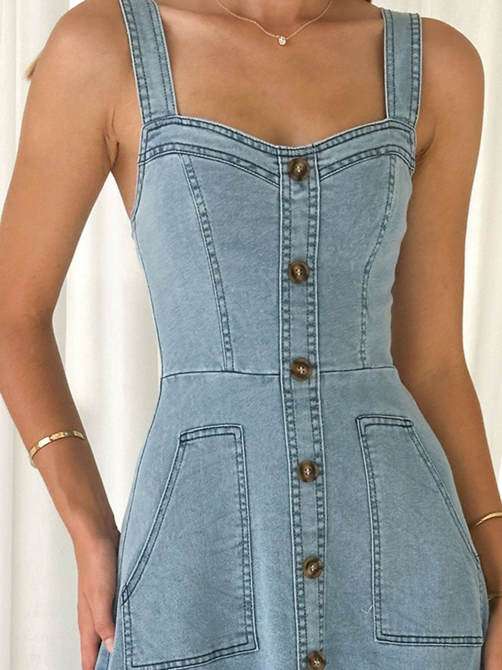 Susi - A-Linien Jeanskleid mit Knopfleiste, tailliert und mit praktischen Eingriffstaschen im Denim-Look.