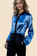 Glänzende blaue Satinbluse mit schwarzem Kragen und Knopfleiste
