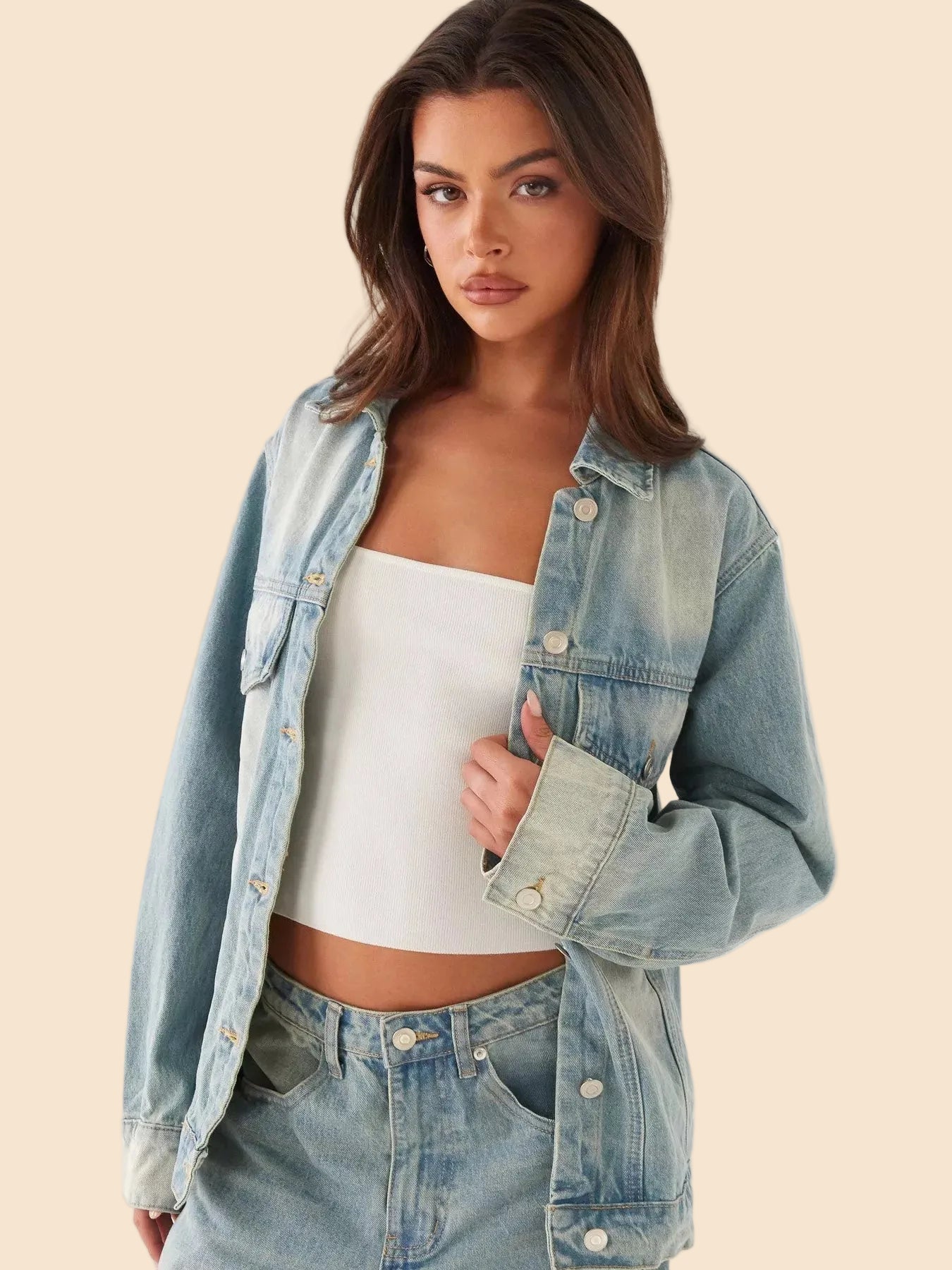 Jeans Jacke und Hose als Zwei-Teilerset in used-Optik mit einer weiten Hose und Jacke mit Knöpfen  