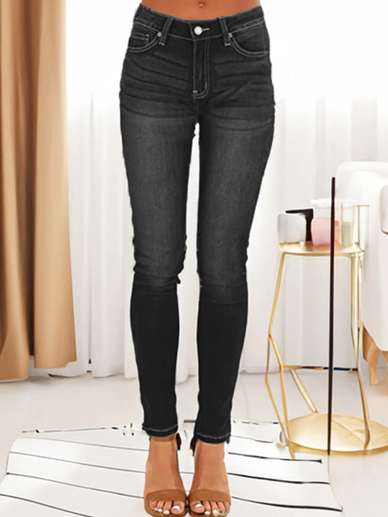 Schwarze Skinny-Jeans mit engem Schnitt.