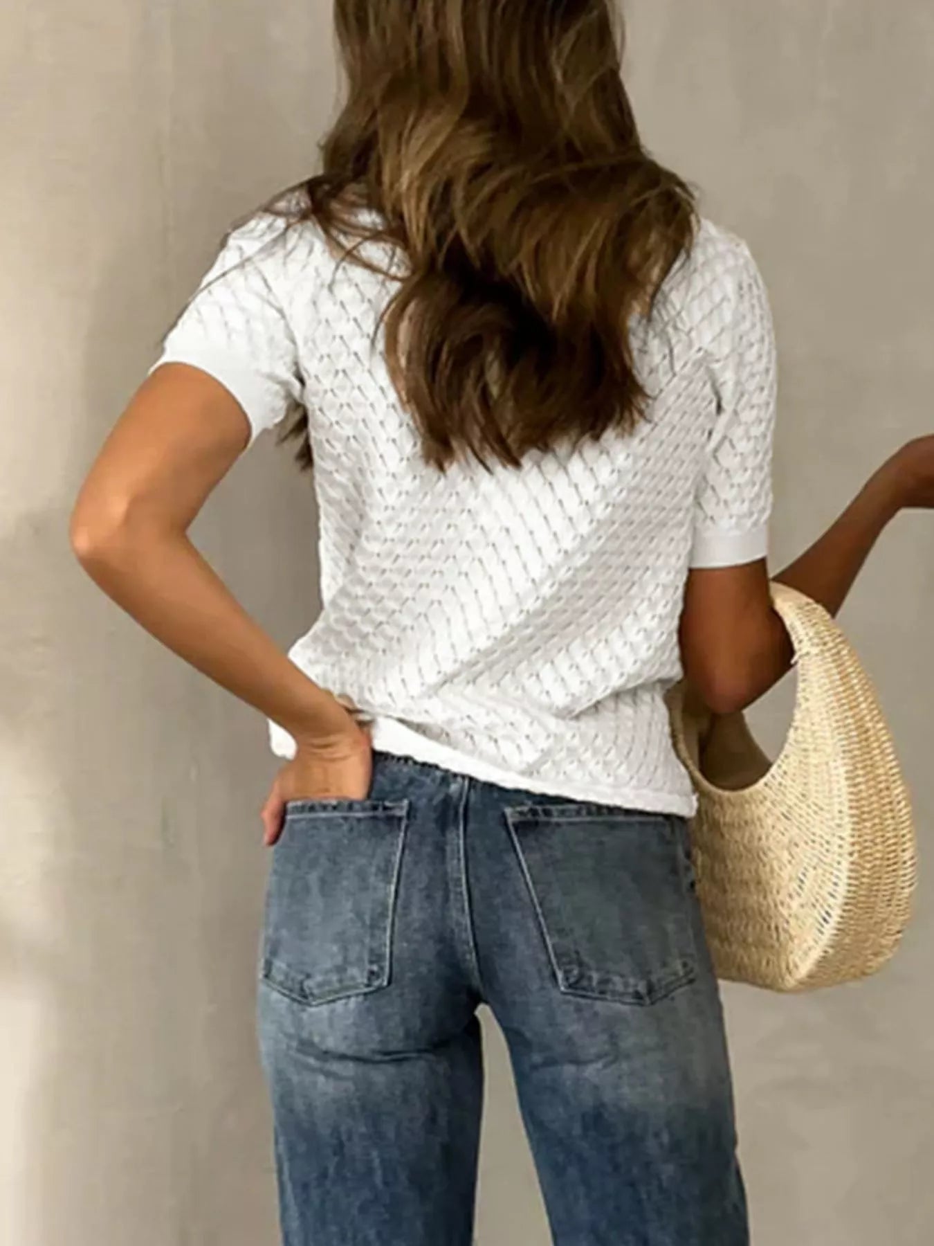 Weißes Kurzarm Strickshirt für Damen mit Polokragen und V-Ausschnitt – Velora Lux Fashion Trend für Sommer 2026.