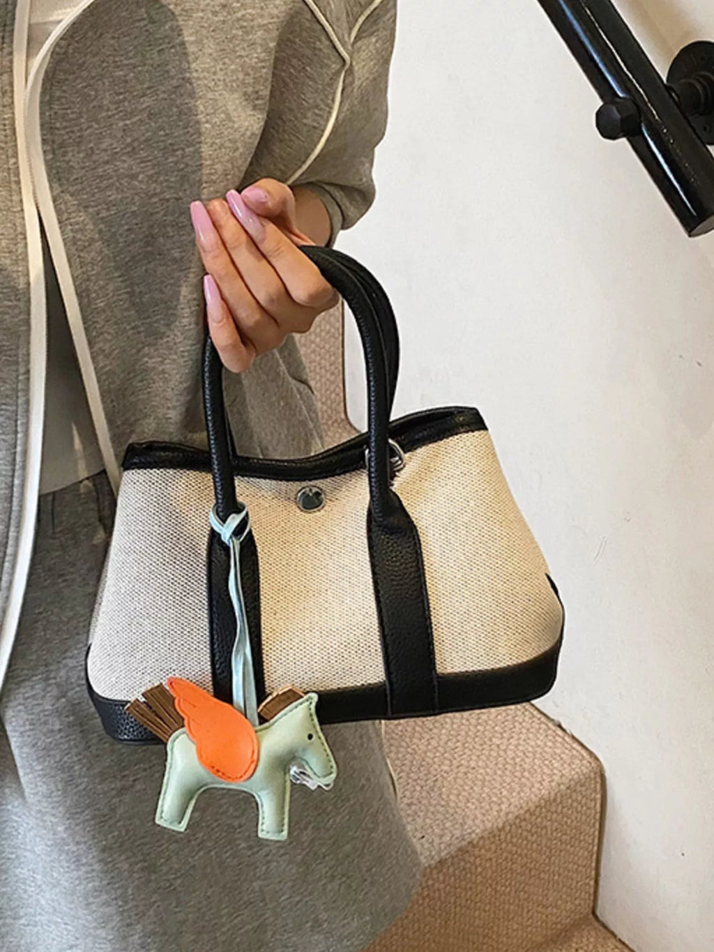 Kompakte Handtasche zum Tragen in der Hand oder am Arm, ideal für kleine Alltagsgegenstände und lässige Outfits. 👜