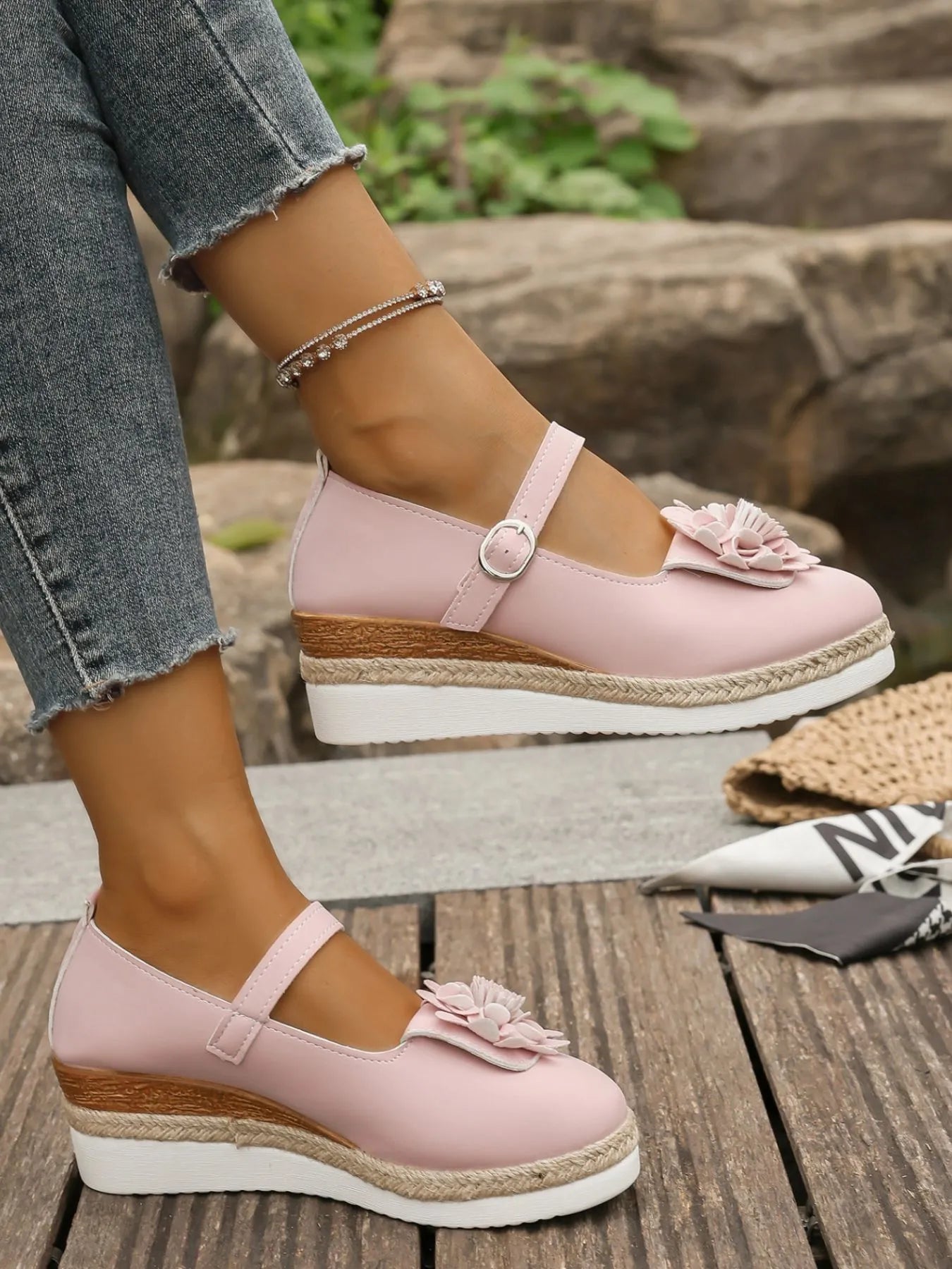 Mary Jane - Loafers in pink with floral embellishments and a stylish platform sole worn with jeans.