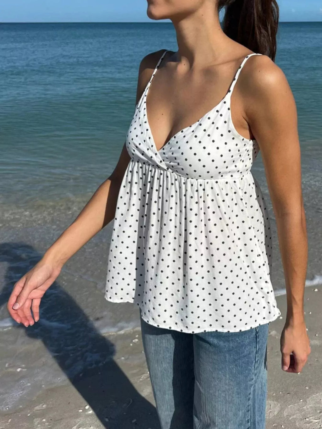 Weißes Top mit zarten Trägern, lässiger Look im Freien, präsentiert von Velora Lux.