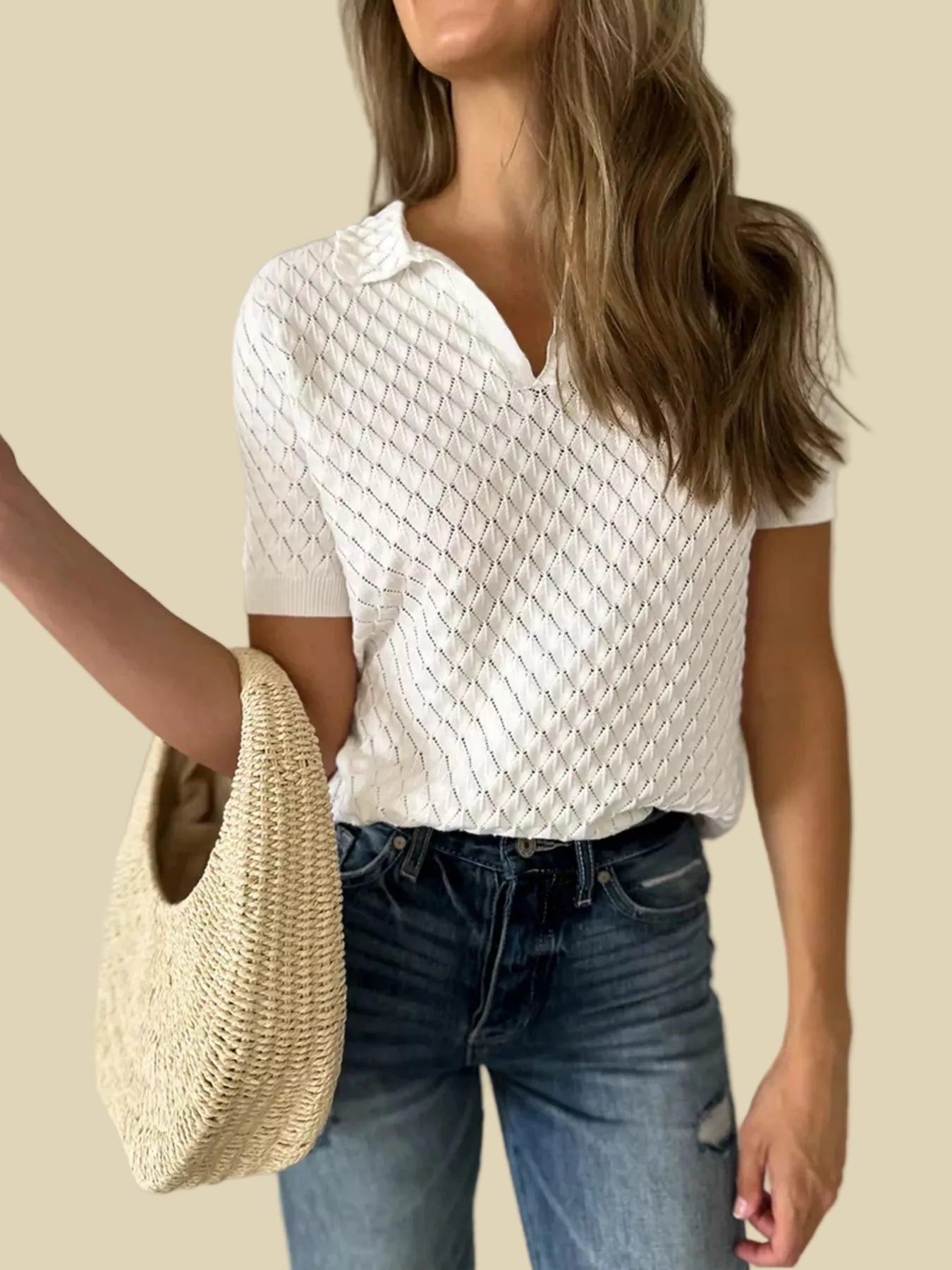 Weißes Kurzarm Strickshirt für Damen mit Polokragen und V-Ausschnitt – Velora Lux Fashion Trend für Sommer 2026.