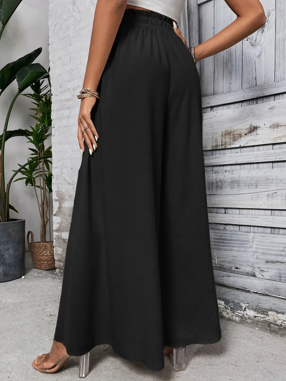 Schwarze weite Palazzo-Hose mit elastischem Bund und fließendem Schnitt für eine elegante und bequeme Passform