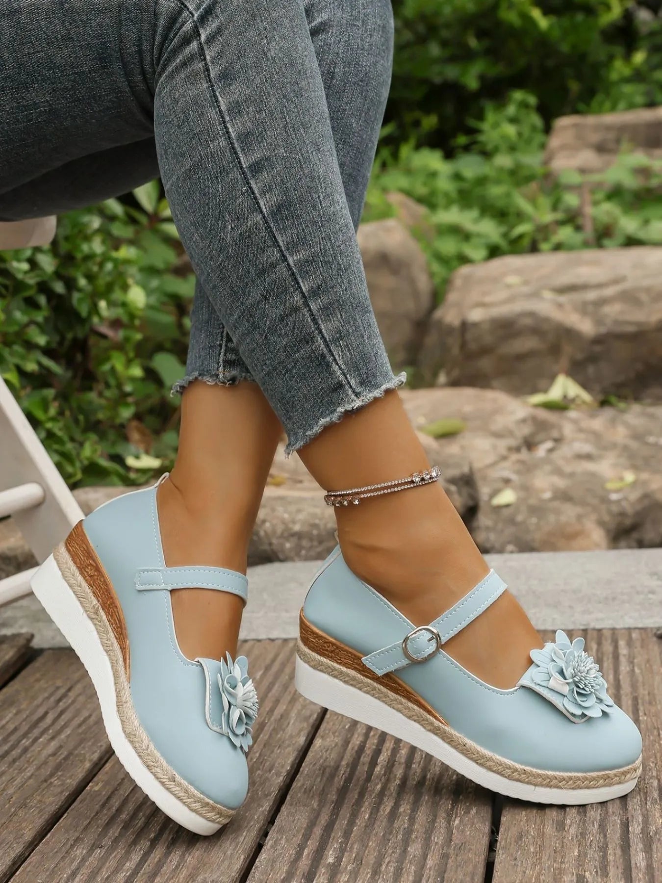 Mary Jane - Loafers in zartem Blau mit Blumen-Applikationen und Plateausohle, kombiniert mit Jeans.