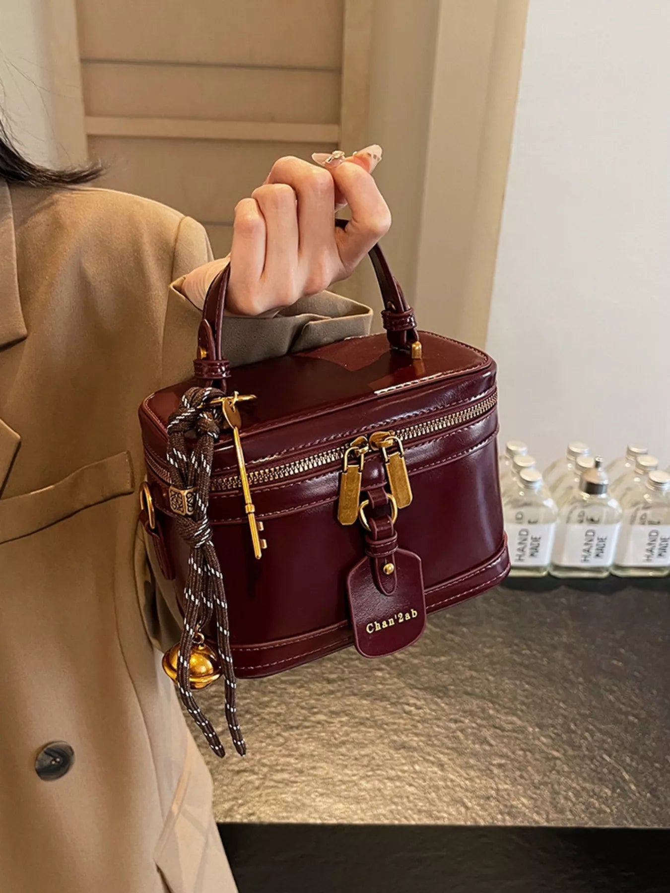 Stella - Koffertasche Mini in Burgunderrot, elegante Damentasche mit Vintage-Charme und urbanem Stil.