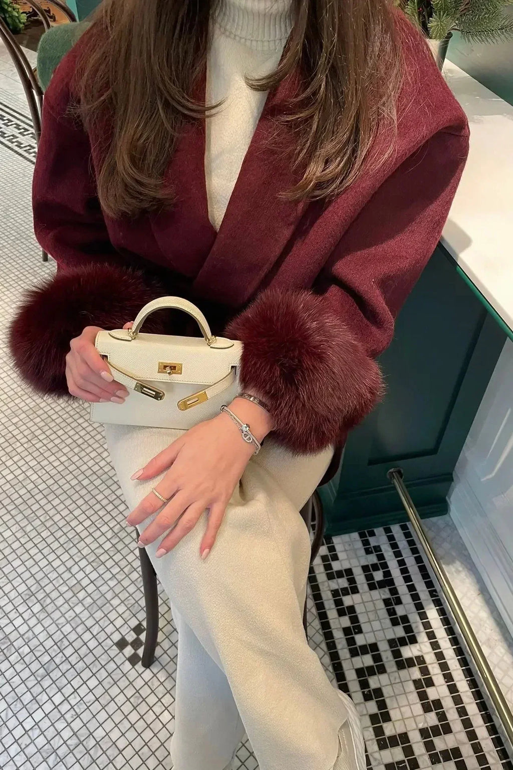 Velora Lux – Kurzer Wollmantel in Weinrot, schickes Outfit mit Pelz-Optik an den Ärmeln für einen exklusiven Winter-Look 

