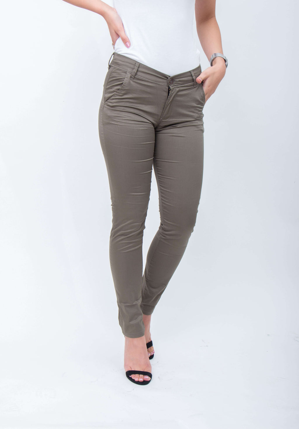 Figurschmeichelnde olivgrüne Damen-Stoffhose mit hohem Tragekomfort – Ansicht von hinten.