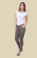Klassische olivgrüne Damen Chino-Hose „Nantes“ kombiniert mit einem schlichten weißen T-Shirt.