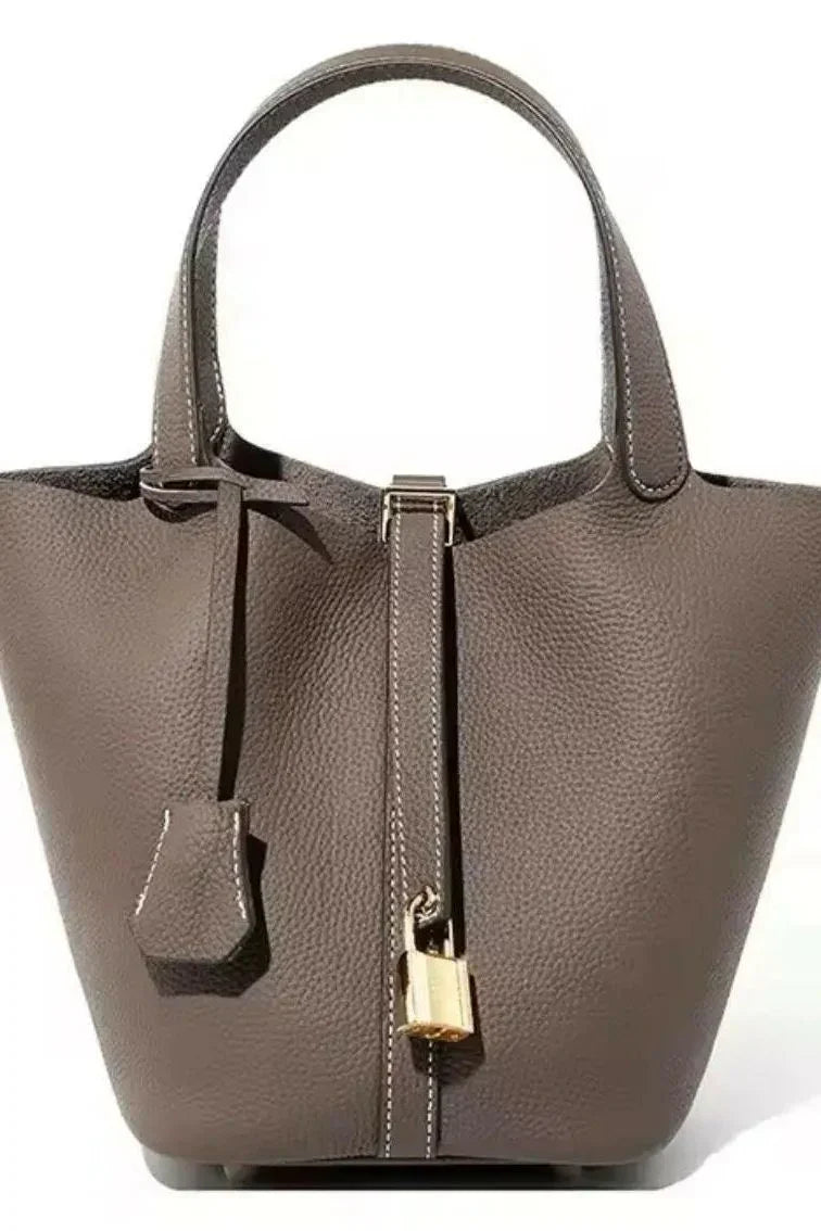 Elegante Luxe Bucket Bag aus Leder in braun - hochwertige Damen Handtasche mit Schluss-Detail von Velora Lux kaufen