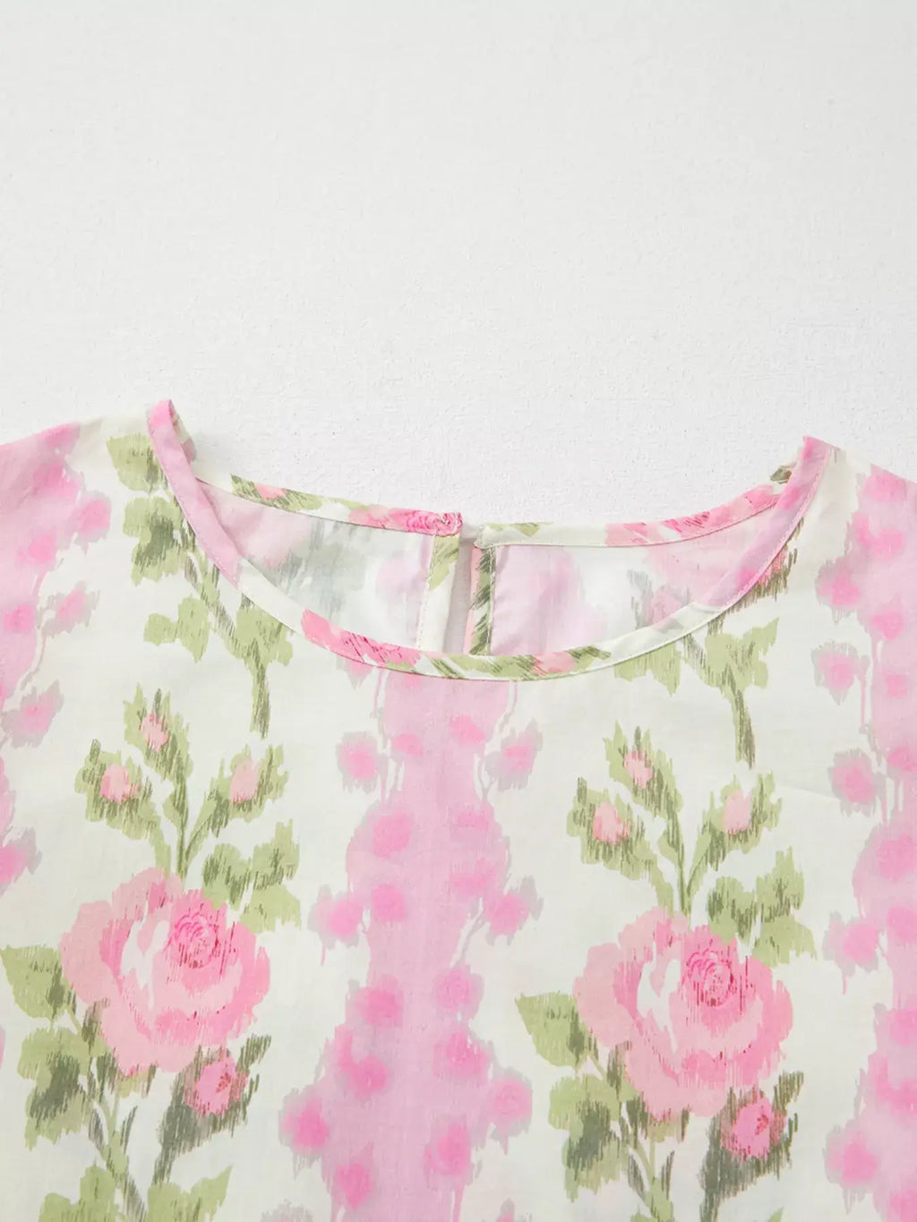 Florale Baumwoll-Rüschenbluse Sommerliches Damen-Outfit mit floraler Rüschenbluse von Veloralux 