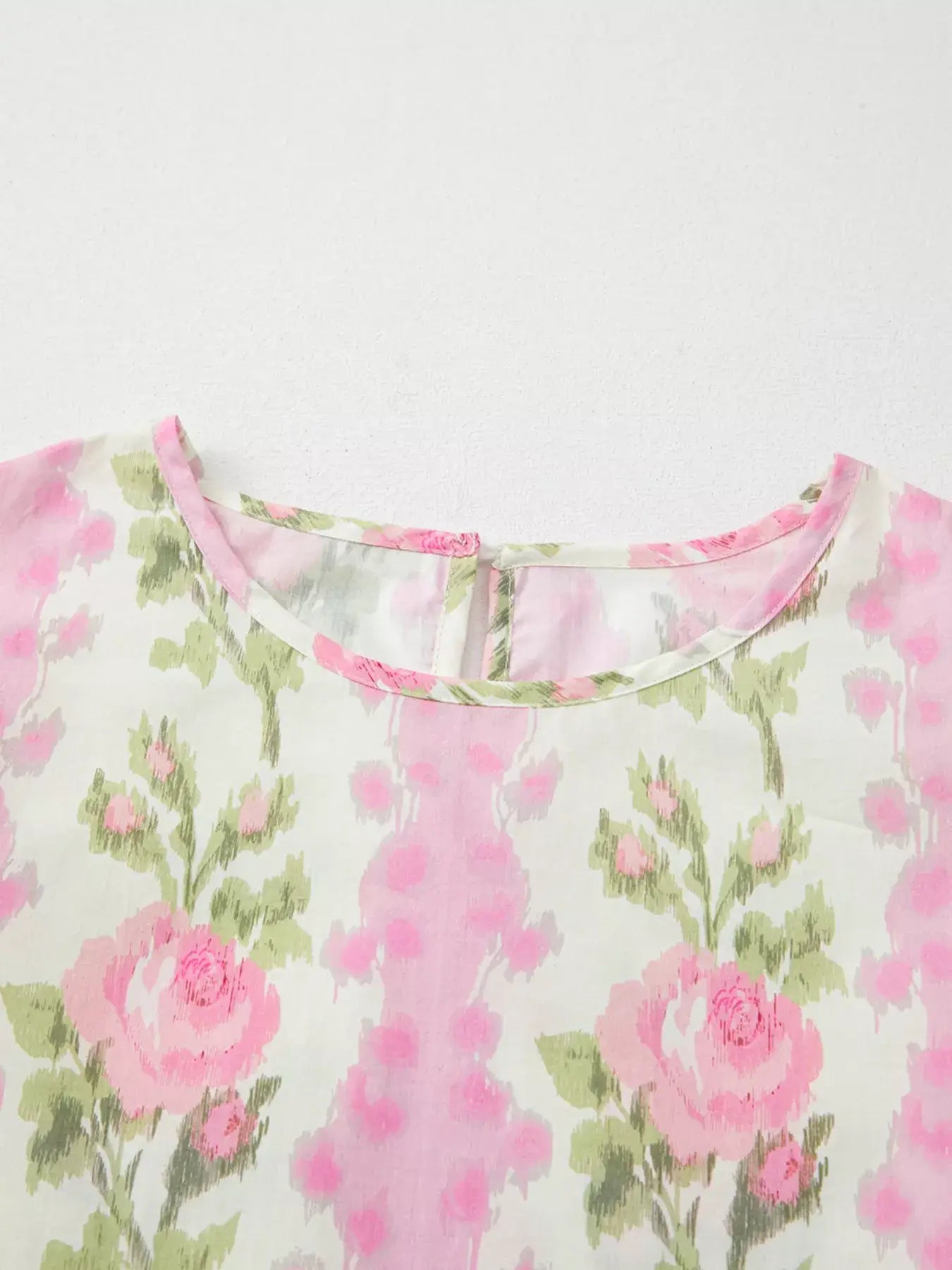 Florale Baumwoll-Rüschenbluse Sommerliches Damen-Outfit mit floraler Rüschenbluse von Veloralux 