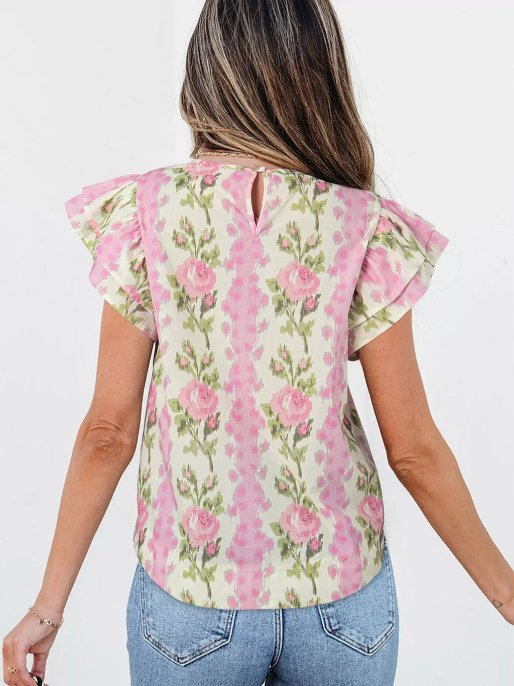 Florale Baumwoll-Rüschenbluse Sommerliches Damen-Outfit mit floraler Rüschenbluse mit hellen rosa und grünen details von Veloralux und Jeans