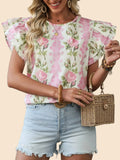 Florale Baumwoll-Rüschenbluse Romantische Damenbluse mit rosa Blumenmuster und verspielten Rüschenärmeln von Veloralux – Sommeroutfit mit Strohtasche. 