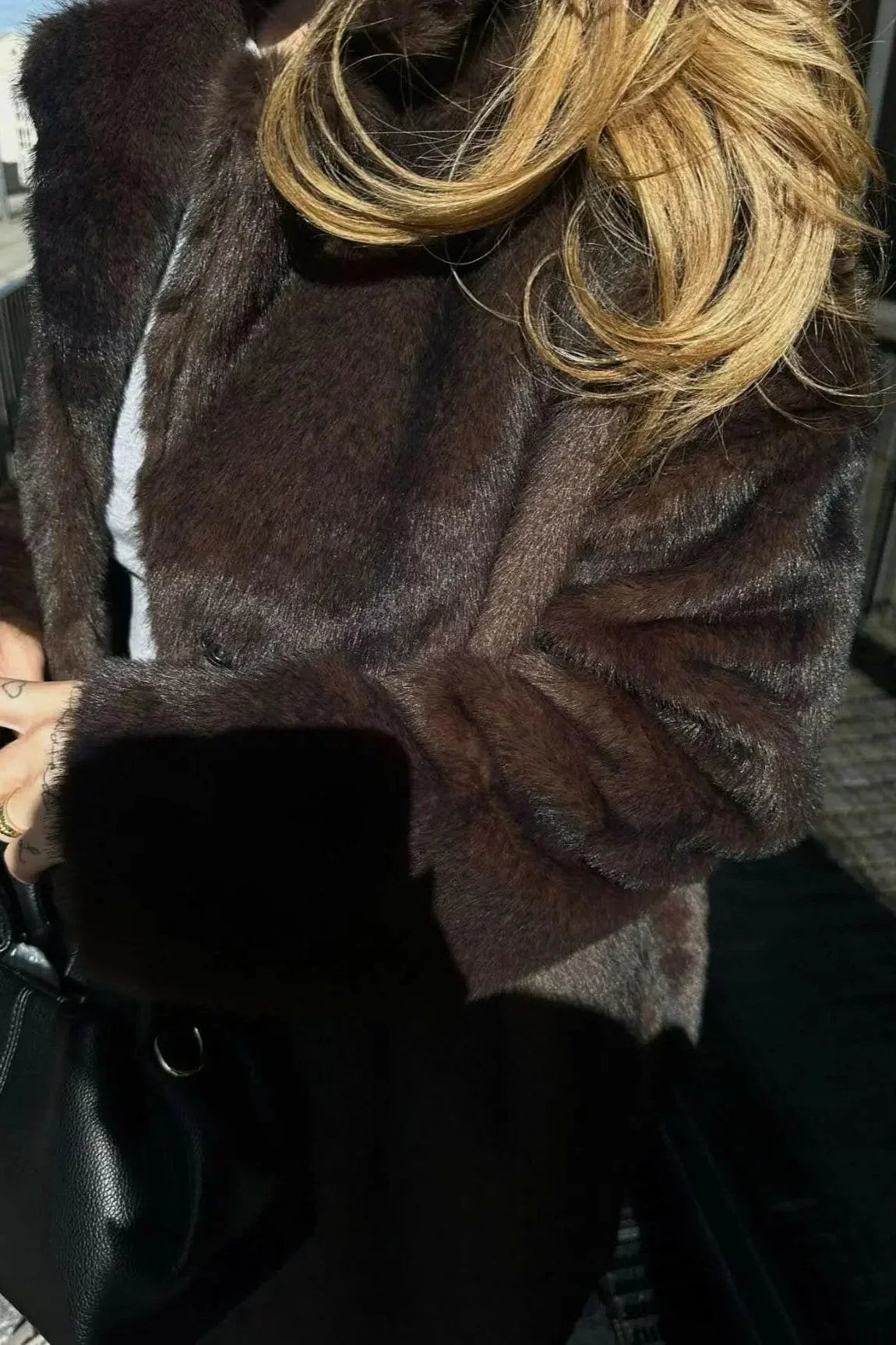 Velora Lux – Detailansicht des klassischen Kunstpelzmantels in Dunkelbraun, zeigt die hochwertige, glänzende Textur des dichten Fake-Fur Materials. 

