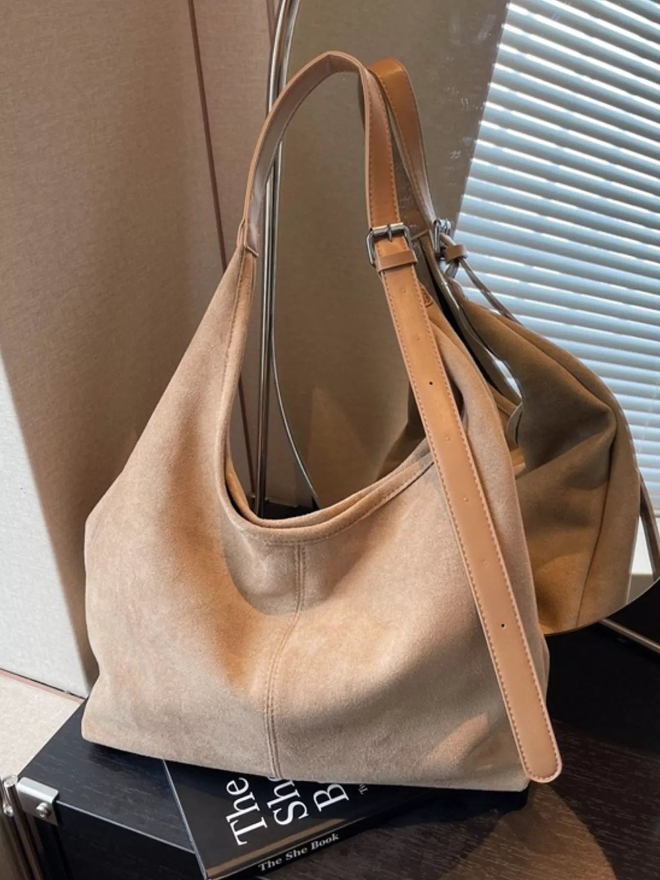 Selina - Wildlederoptik-Tasche auf einem Tisch, zeigt weiche Wildleder-Optik und elegante Silhouette.