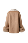 Kurzer Aurora Wollmantel in Beige mit Pelz-Ärmeln, eleganter Wickelmantel für Damen, luxuriöser Winter-Style. Velora lux