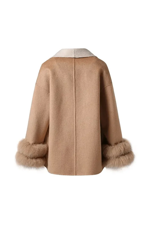 Kurzer Aurora Wollmantel in Beige mit Pelz-Ärmeln, eleganter Wickelmantel für Damen, luxuriöser Winter-Style. Velora lux
