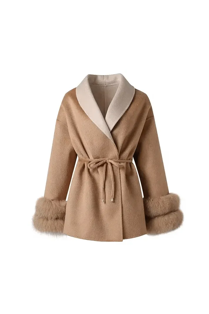 Kurzer Aurora Wollmantel in Beige mit Pelz-Ärmeln, eleganter Wickelmantel für Damen, luxuriöser Winter-Style. VELORA LUX