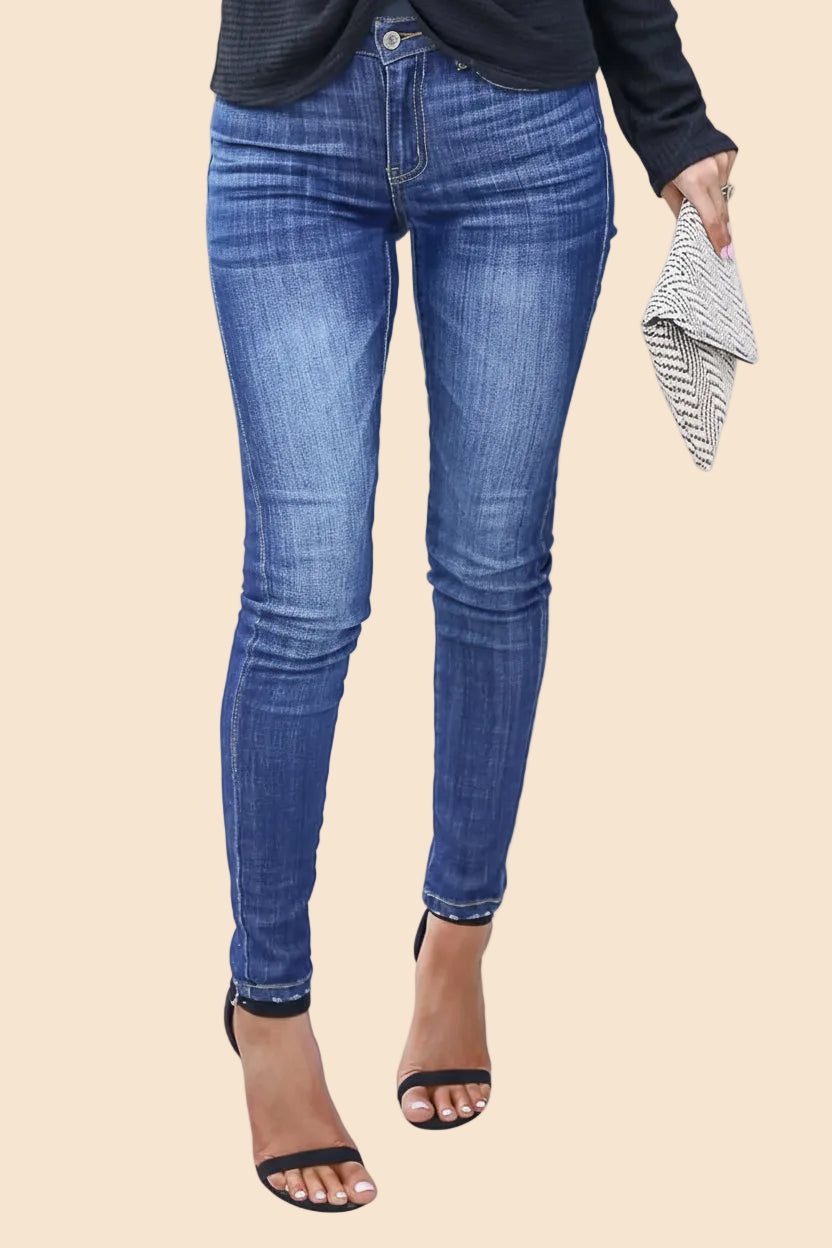Enge blaue Skinny-Jeans mit leichter Waschung und sichtbaren Nähten
