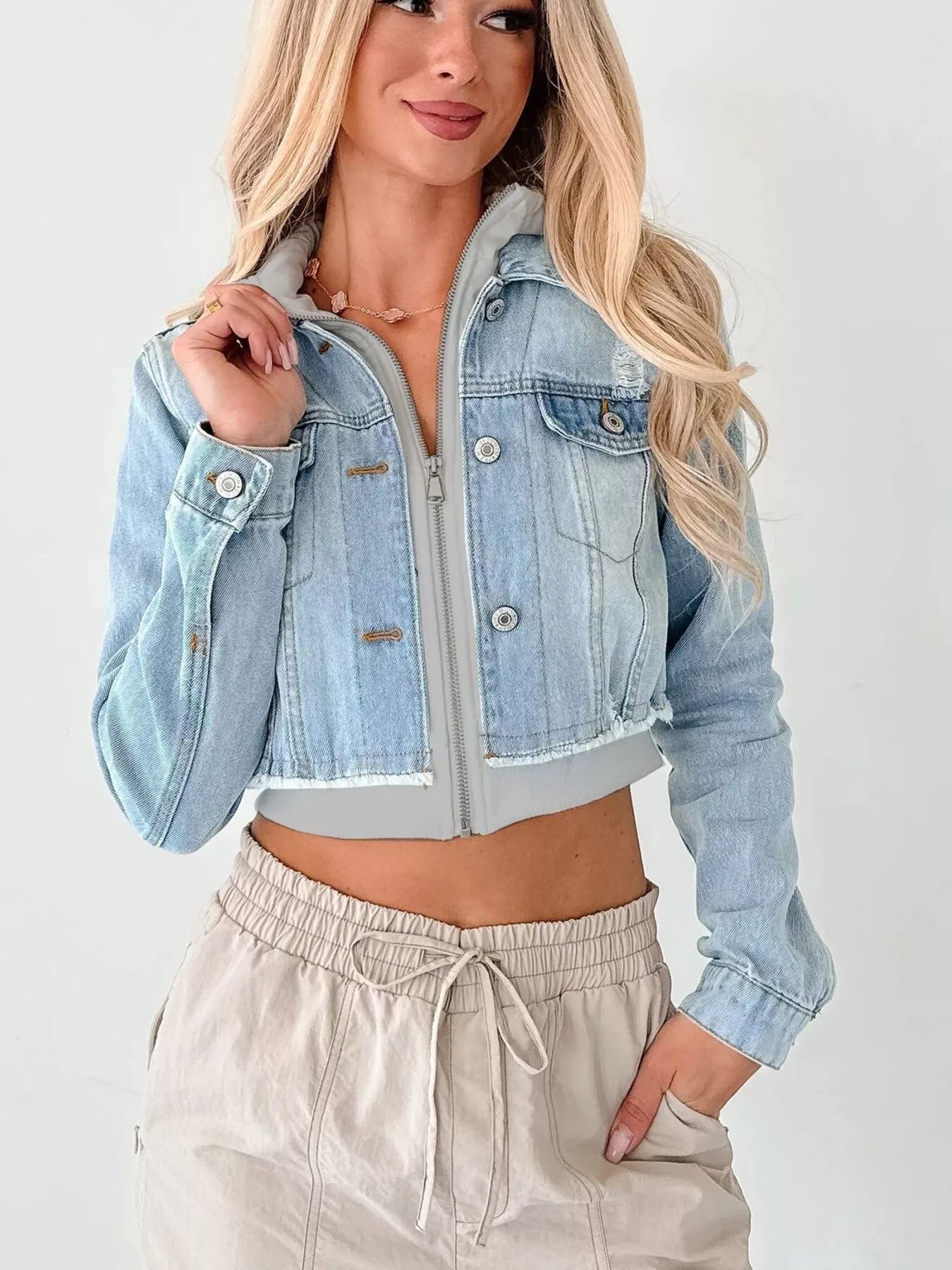 Kurze Denim jeans Jacke in usedoptik mit graueer kapuze und reisverschluss