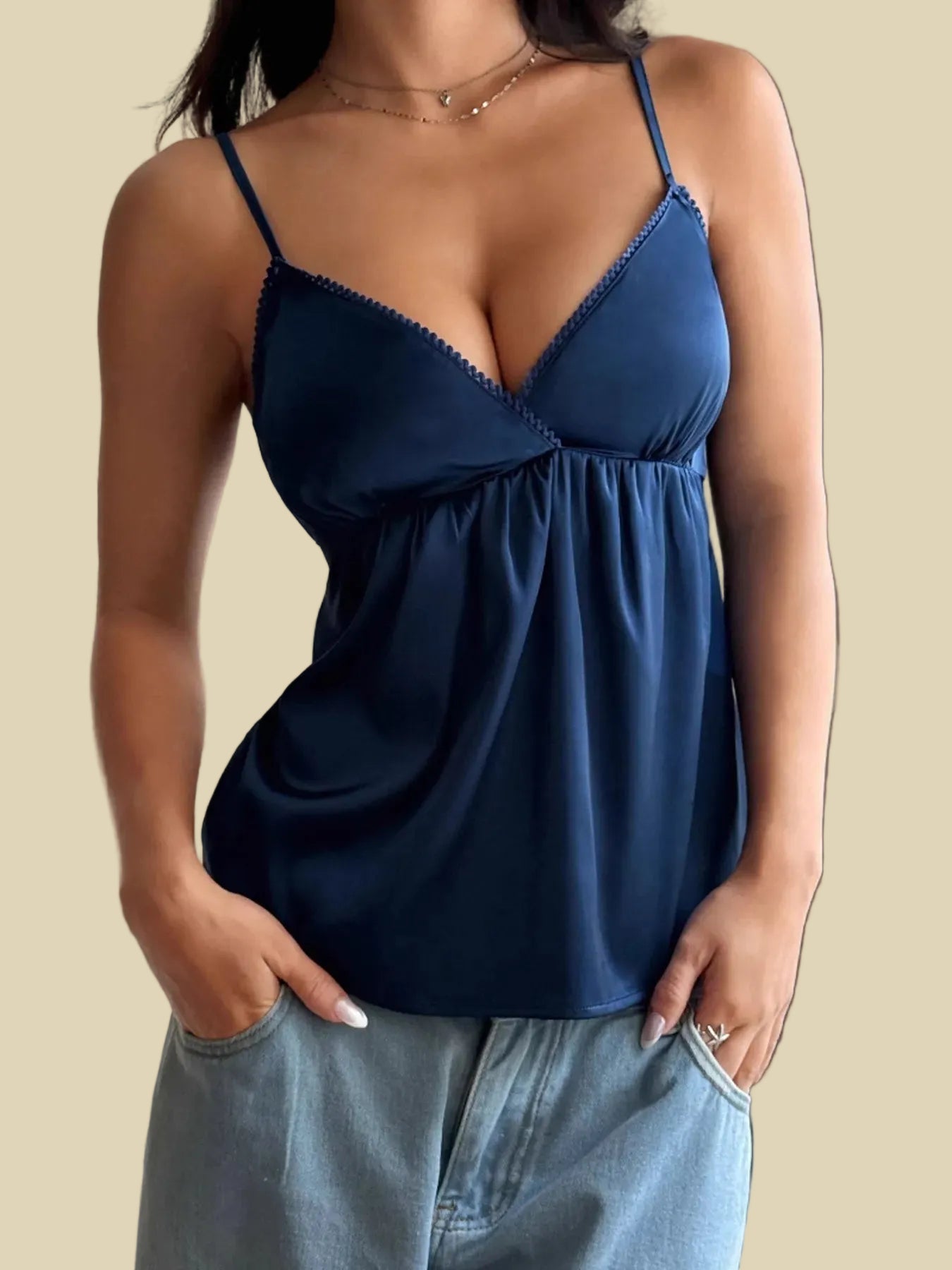 Alt-Text: Dunkelblaues V-Neck Cami Top aus Satin-Stoff von Velora Lux – Damen Sommertop mit tiefem Ausschnitt und geraffter Brustpartie.