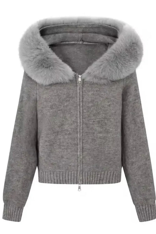Elegante graue Strickjacke mit durchgehendem Reißverschluss und luxuriösem Pelzbesatz am Kragen. 