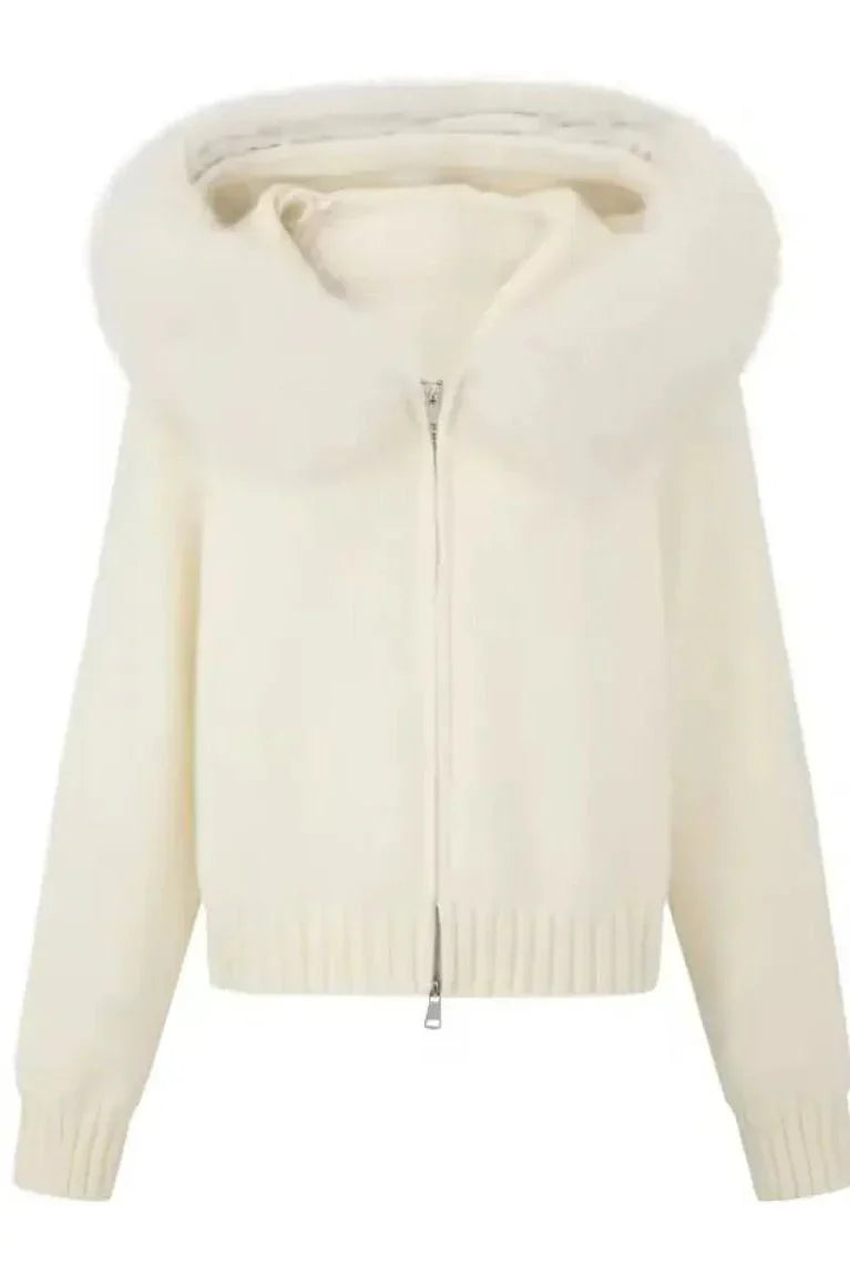 Elegante WEIßE Strickjacke mit durchgehendem Reißverschluss und luxuriösem Pelzbesatz am Kragen.