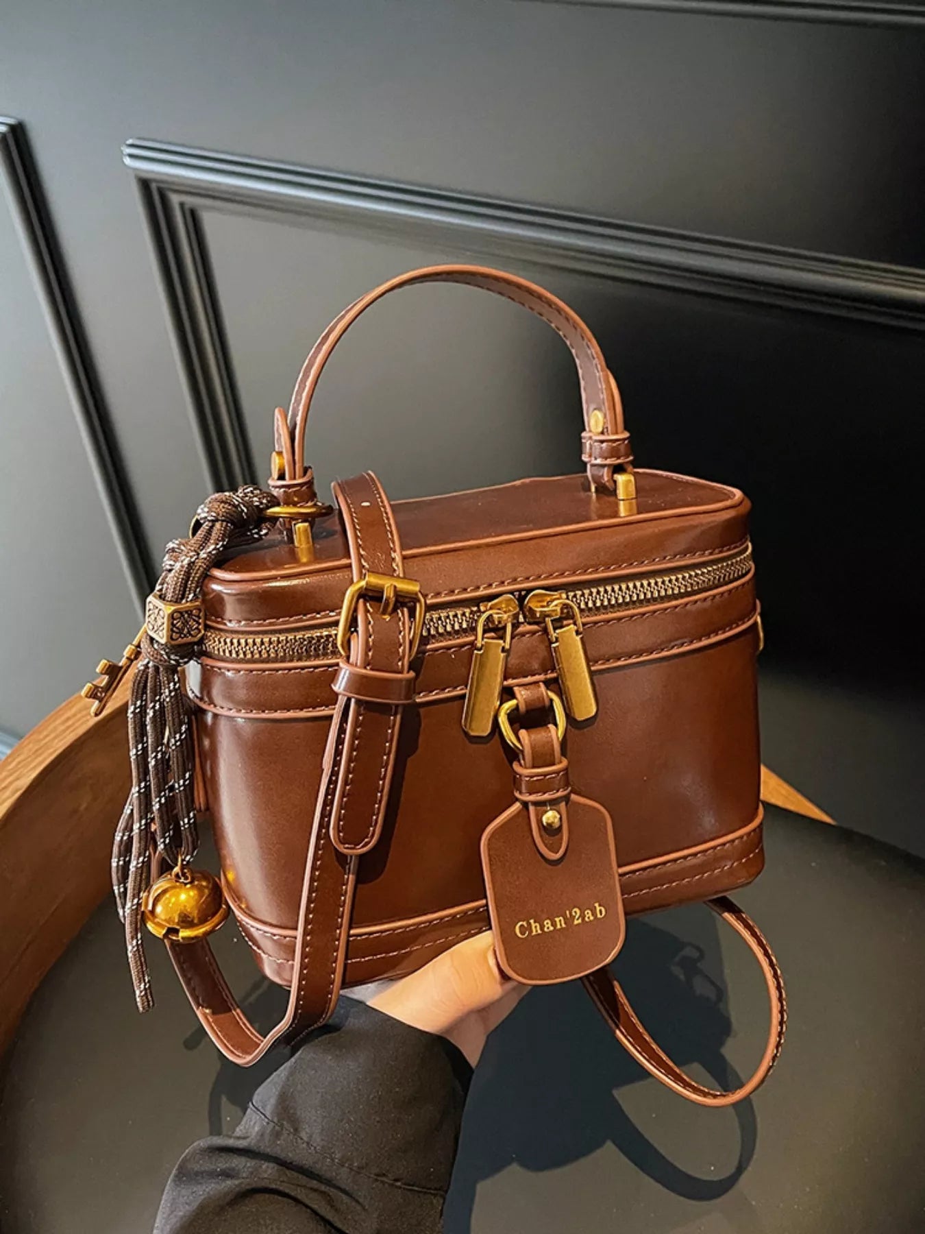 Stella - Koffertasche Mini in braun, elegante Damentasche mit kofferähnlicher Form und liebevollen Details.