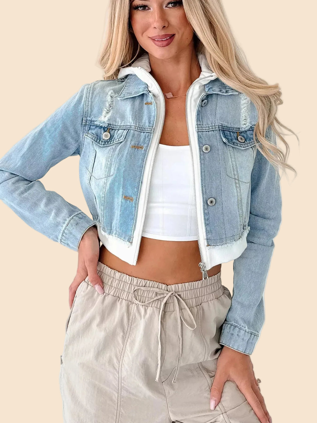 Jade - Denim Jacke mit Kapuze in blauen Denim, cropped Schnitt, stylisch kombiniert mit einem weißen Oberteil.