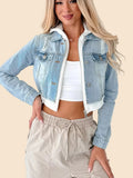 Jade - Denim Jacke mit Kapuze in blauen Denim, cropped Schnitt, stylisch kombiniert mit einem weißen Oberteil.