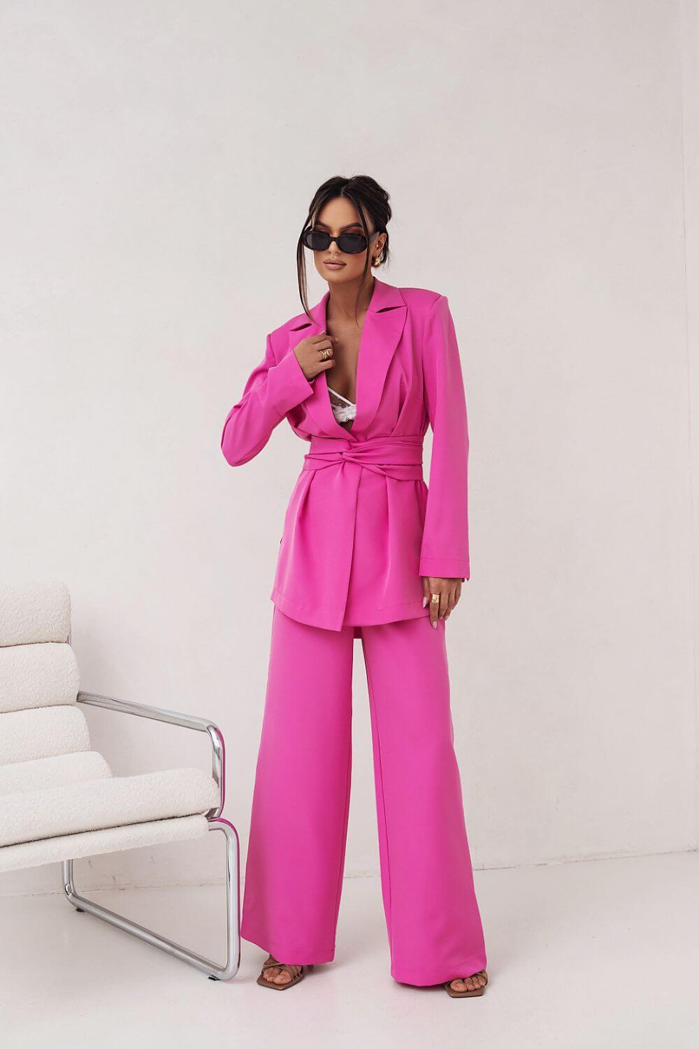  Modischer Damen Zweiteiler in kräftigem Pink – Elegantes Set aus weiter Hose und passendem Oberteil